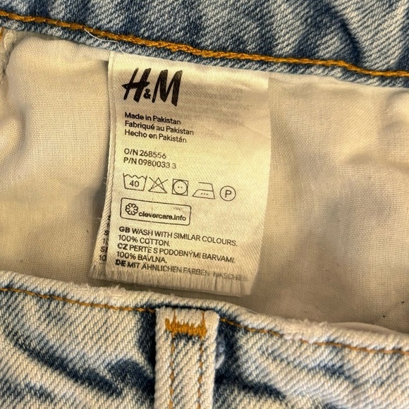 H&M Women’s Mom Comfort High
Denim Shorts Size 10 Supersoft Distressed 5 Pockets - Picture 9 of 14